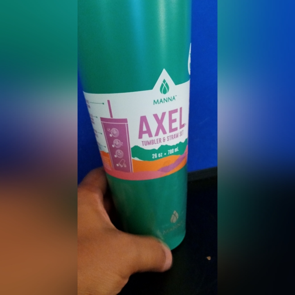 Manna Axel Green Bottle 26oz 19 hr cool or heat new